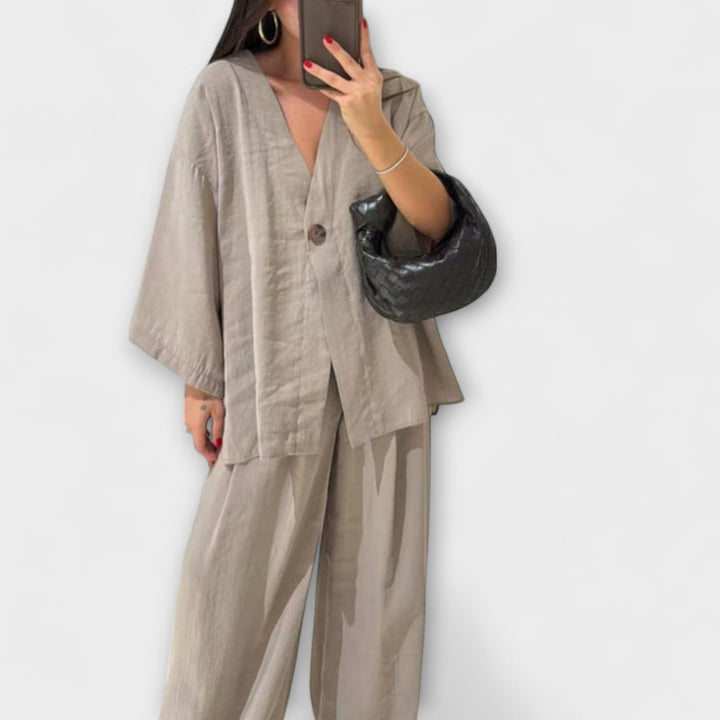 Jacqueline - Braunes Set mit V-Top und Hose