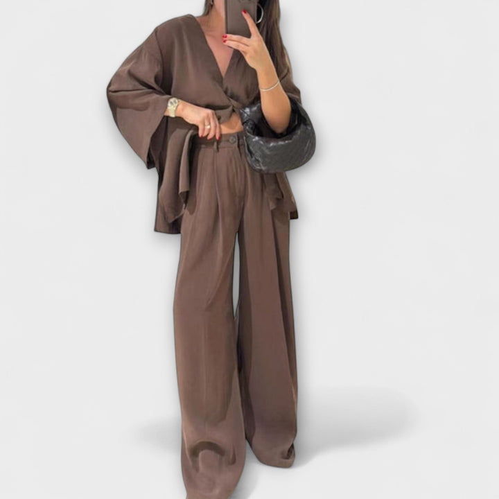Jacqueline - Braunes Set mit V-Top und Hose