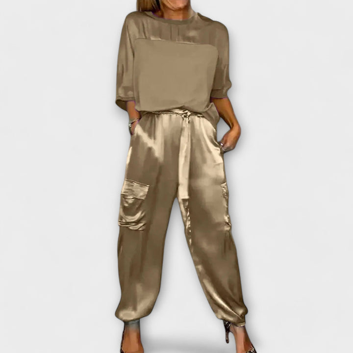 Set in raso color kaki con top e pantaloni