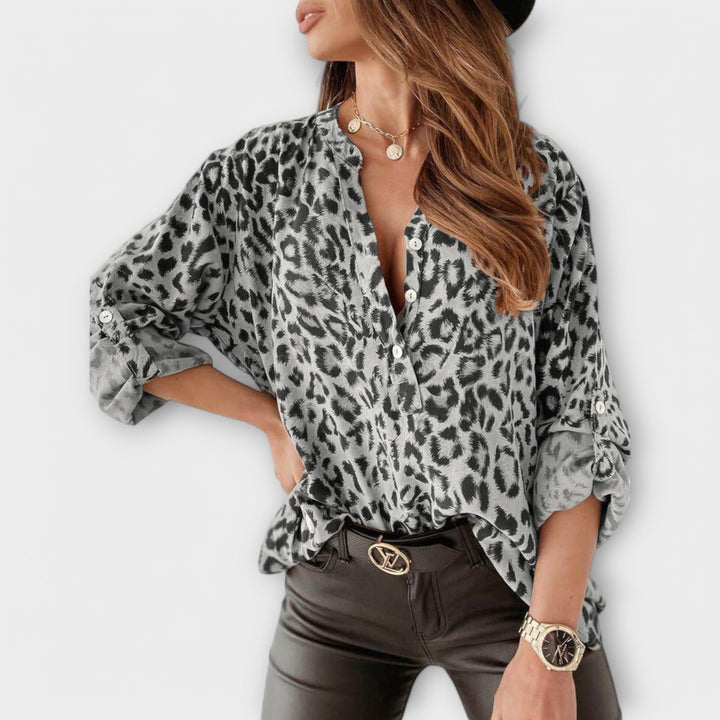 Clara - Camicetta alla moda con motivo leopardato