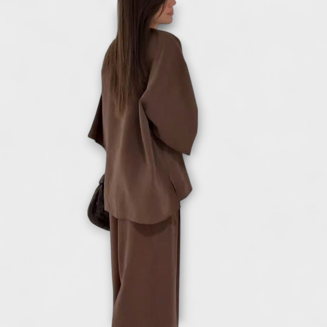 Jacqueline - Braunes Set mit V-Top und Hose