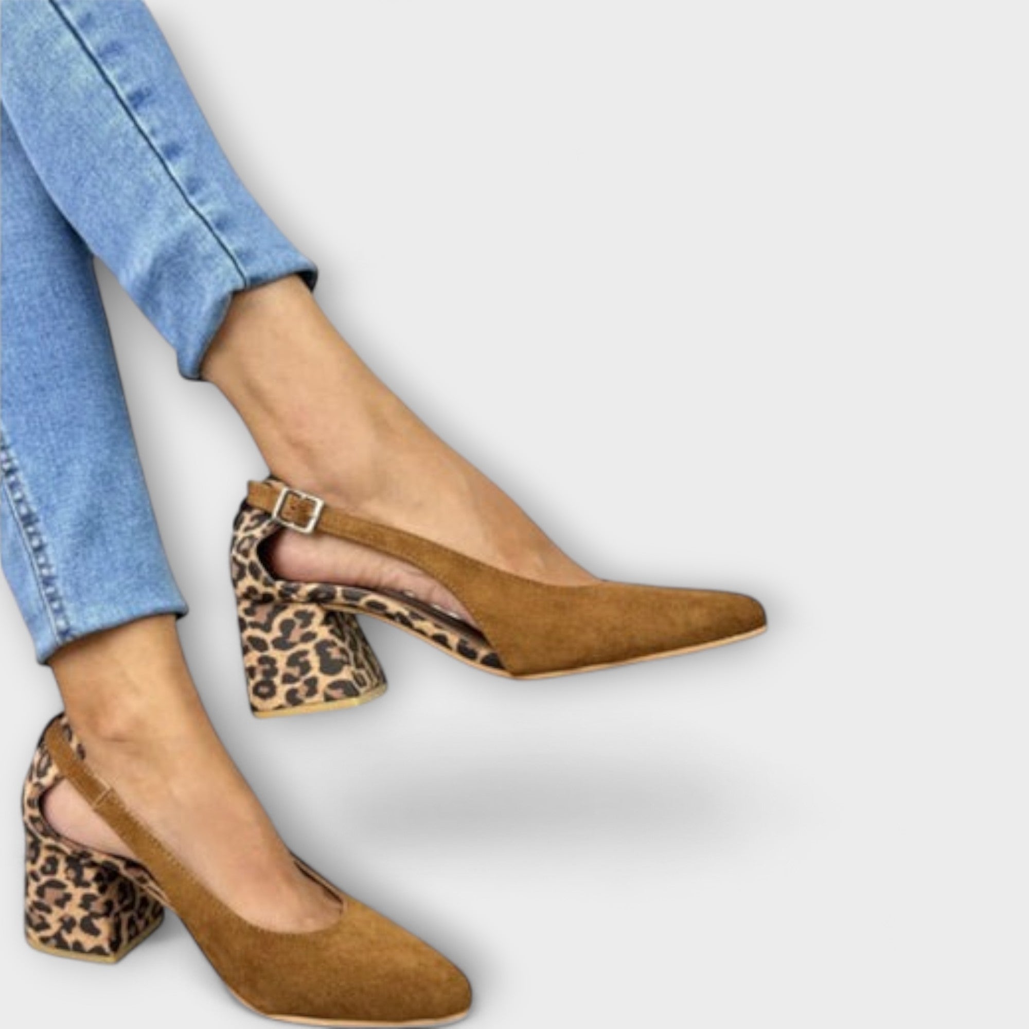 Wiltrud - Hellbraune Pumps mit Leoparden-Ferse