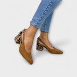Wiltrud - Hellbraune Pumps mit Leoparden-Ferse