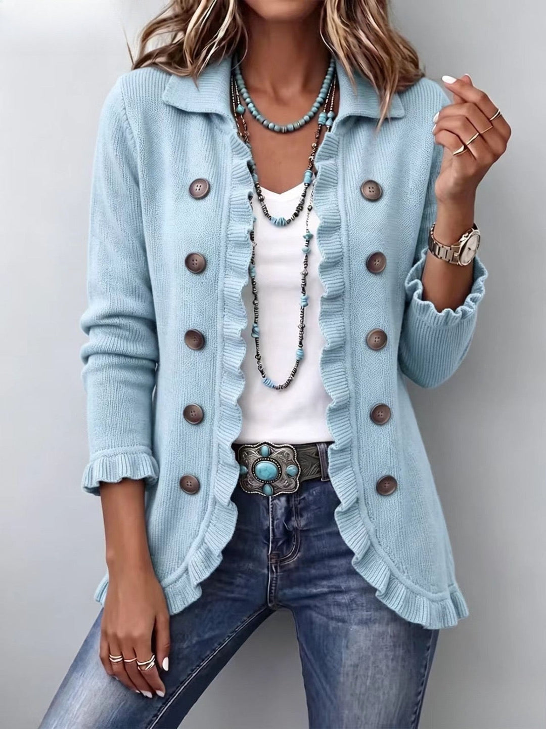 Walburga | Puderblaue Rippstrickjacke mit Rüschen